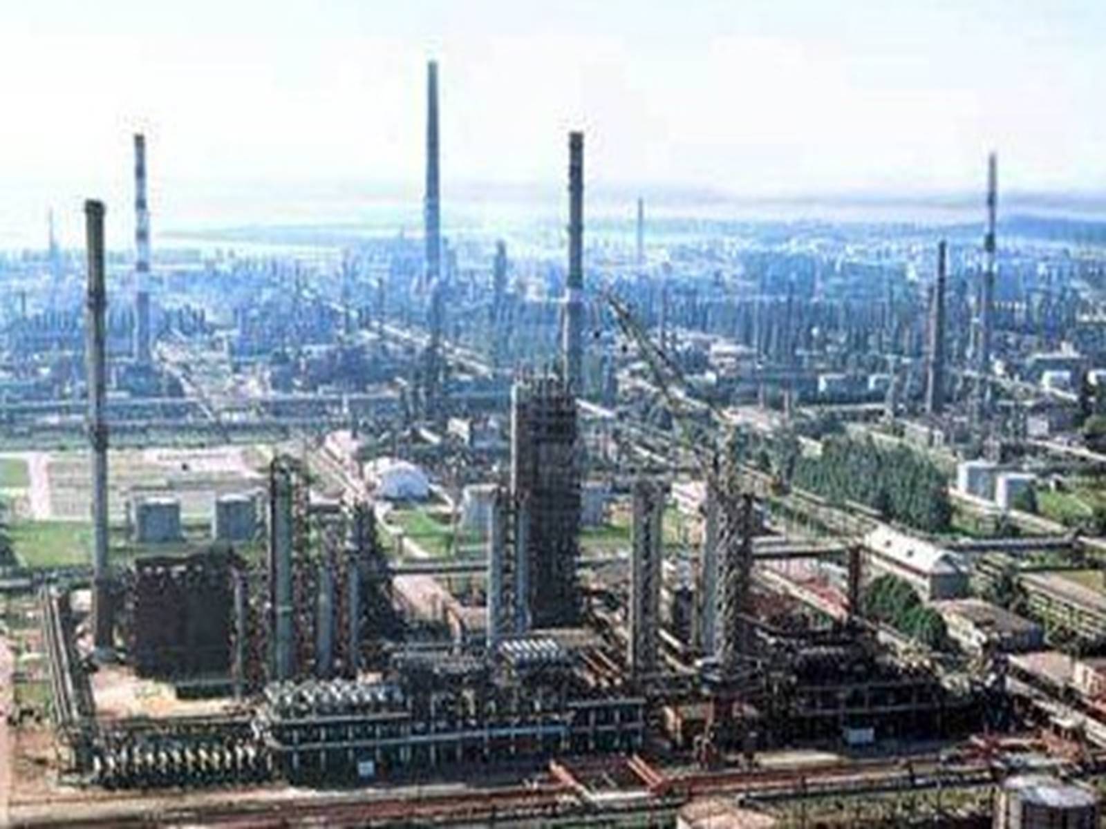 Презентація на тему «Нафтоперегінні заводи в Україні» - Слайд #3