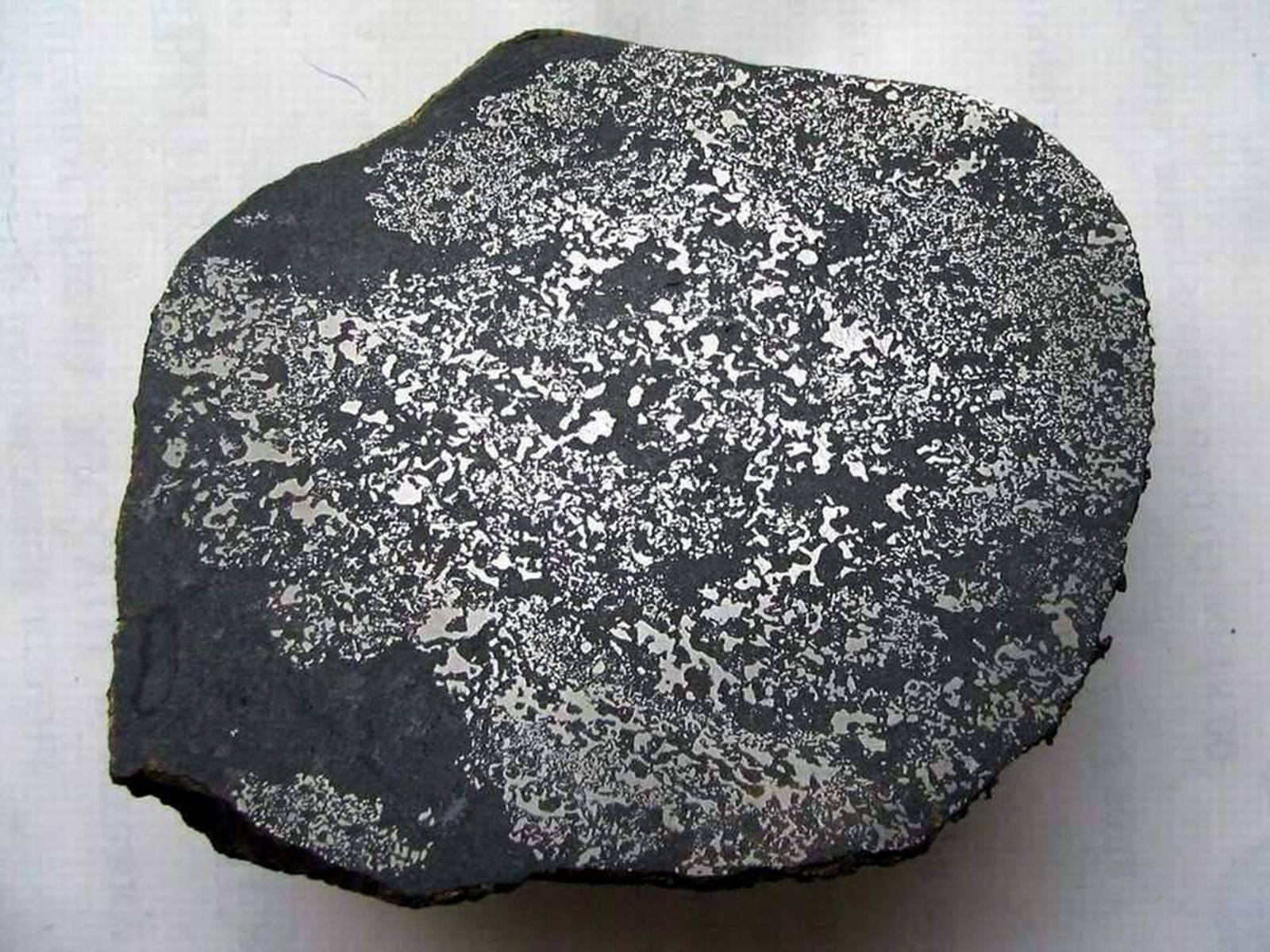 Отлитую из чистого железа. Самородное железо феррит. Самородное теллурическое железо. Черный металл. Черные металлы железо.