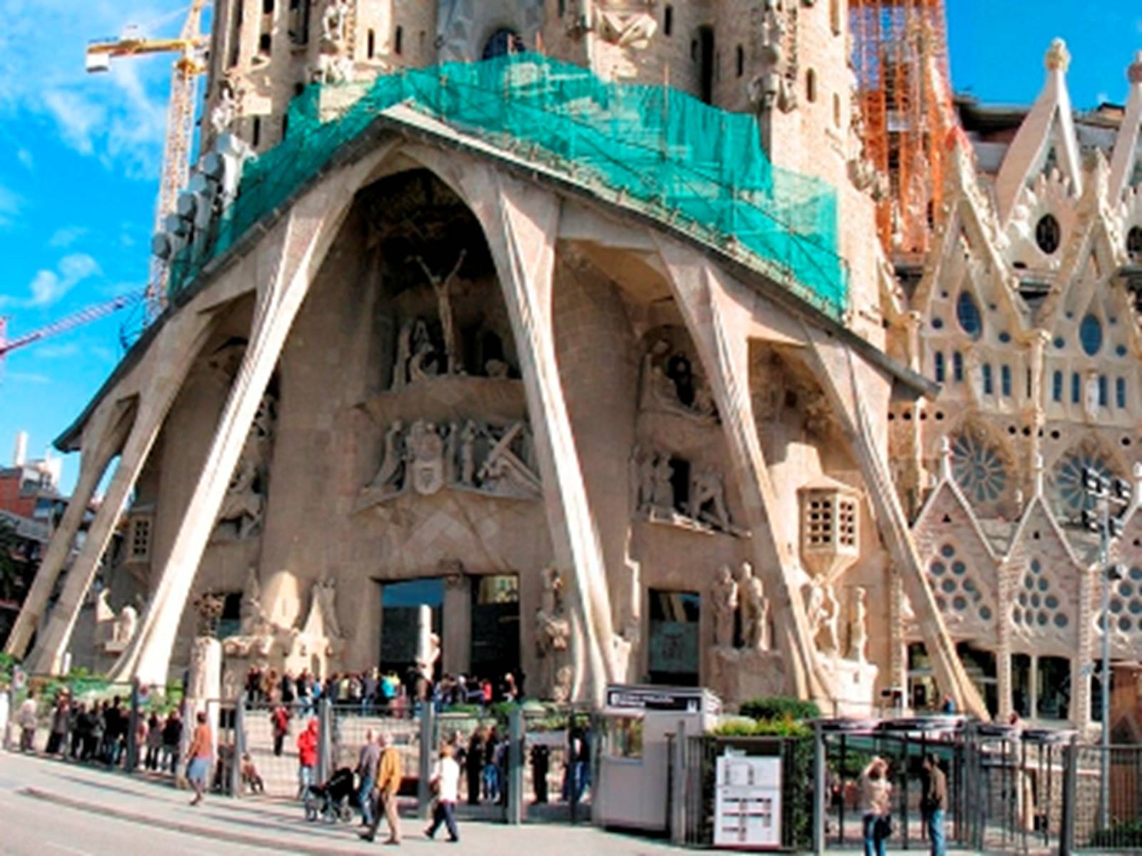 Unusual churches. Гауди Архитектор Испания Барселона. Барселона достопримечательности Гауди.