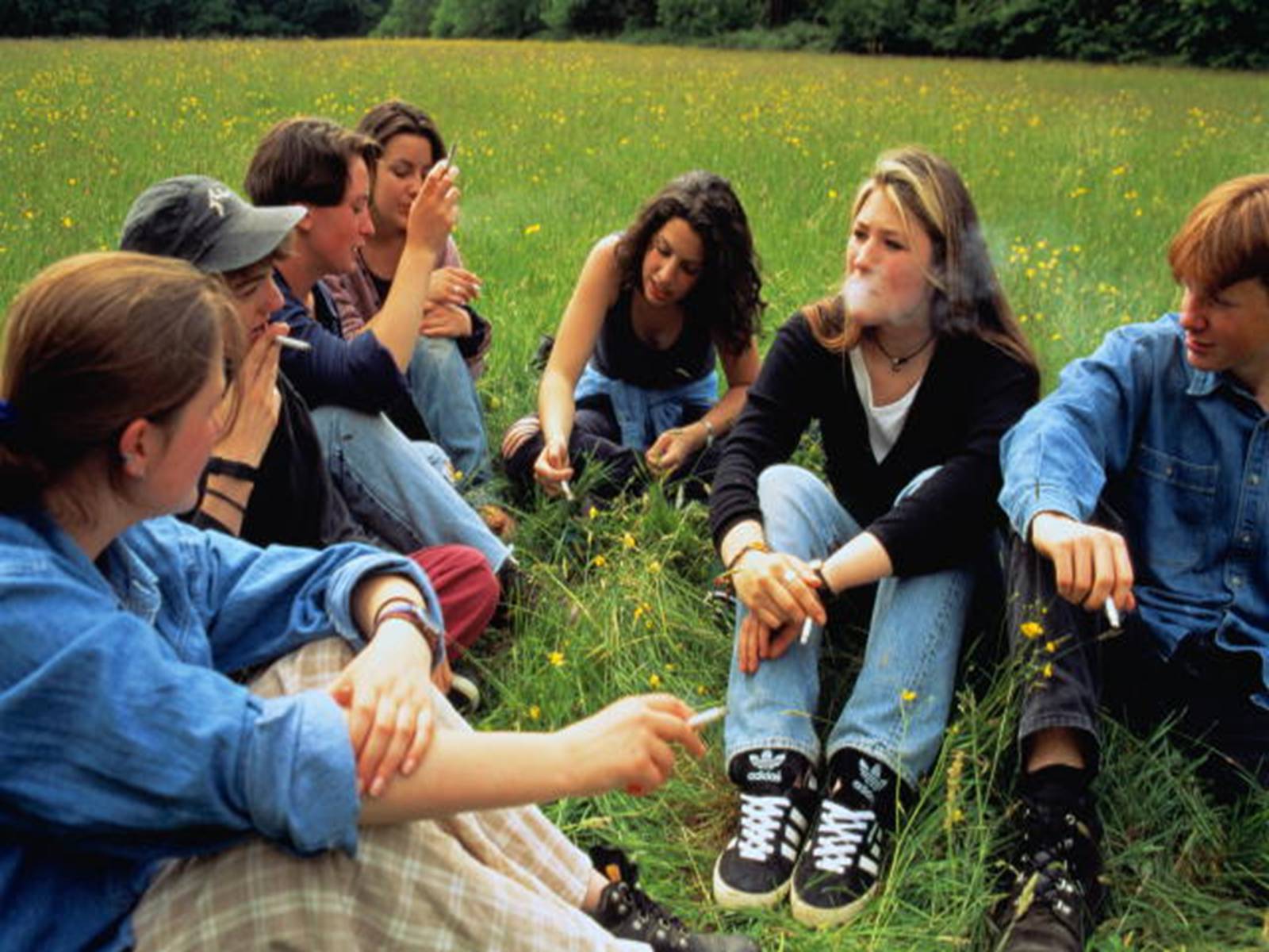 Проблема организации подростков. Курение подростков. Что курит молодежь. Плохая молодежь. Курящая молодежь.