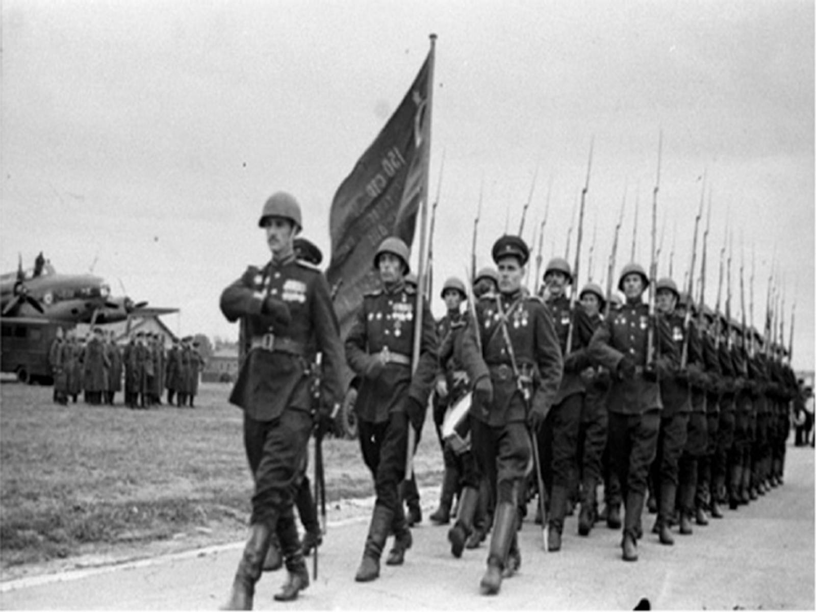 Берлин 5 мая военно фронтов. Знамя Победы в Великой Отечественной войне 1941-1945. Знамя Победы на параде Победы 1945 года. Красное Знамя 1945.