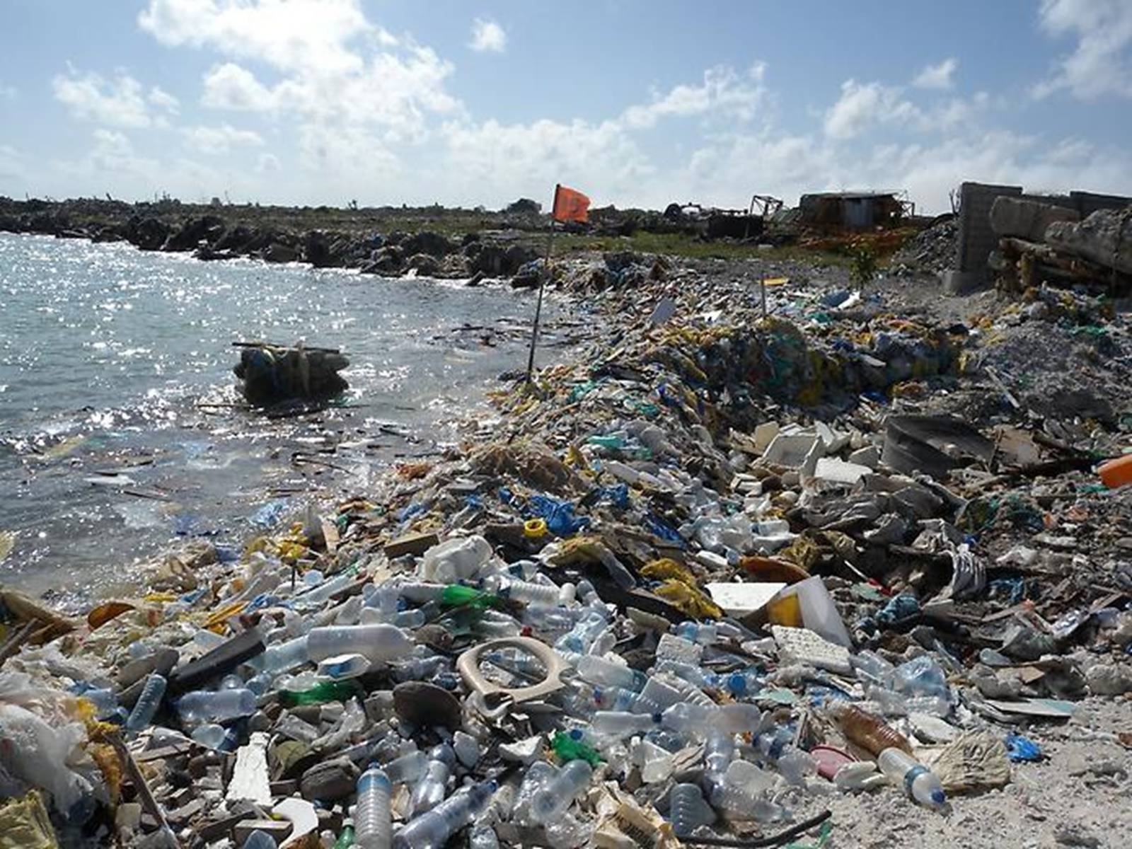 Засорять природу. Мусорный остров Тилафуши. Тилафуши на Мальдивах. Тилафуши на Мальдивах мусорный остров. Загрязнение окружающей среды.