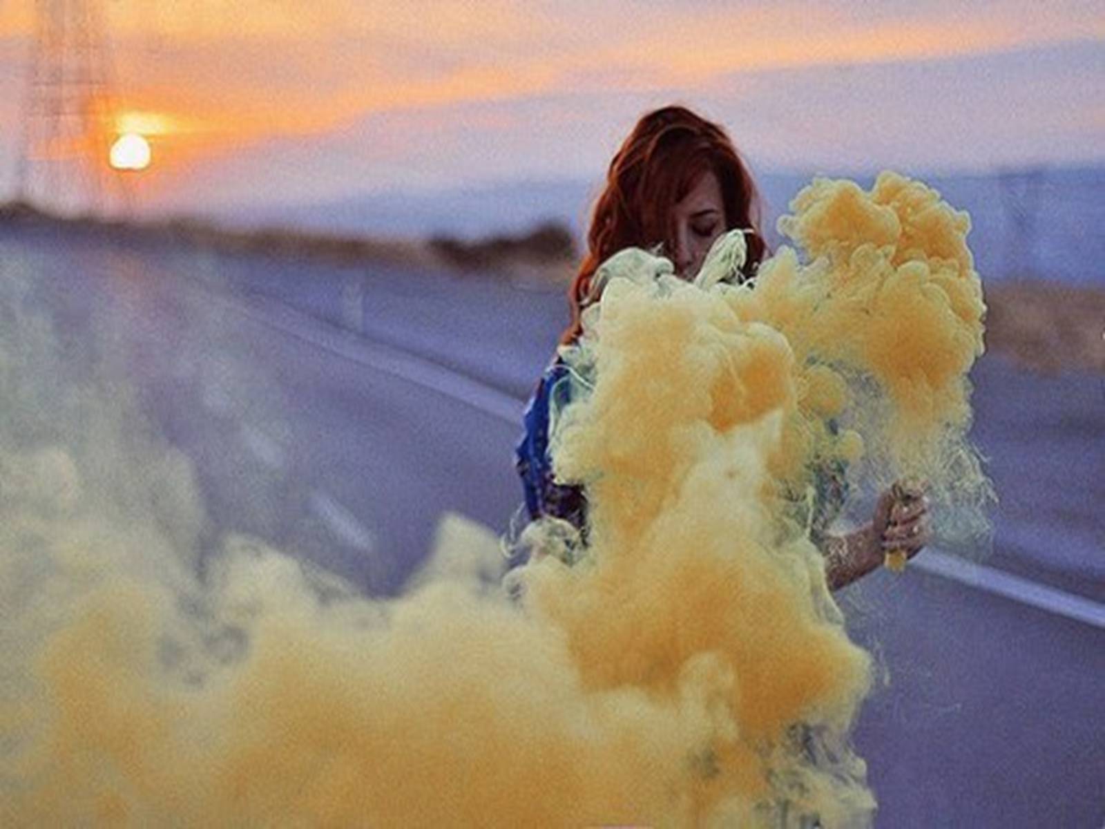 Девушка с цветным дымом Эстетика