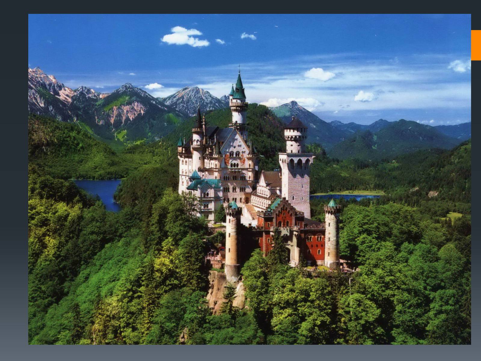 Замок v. Замок Нойшванштайн Бавария Германия. Замок в Альпах Нойшванштайн. Бавария замки Линдерхоф и Нойшванштайн Обераммергау. Нойшванштайн Лебединый замок Людвига.
